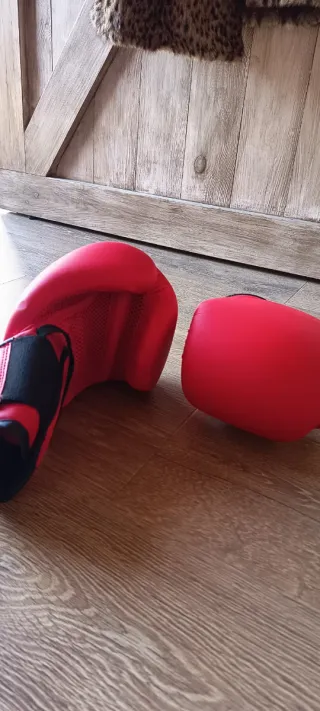Guantes Boxeo Outshock 14oz y Vendas Rojas Sin uso