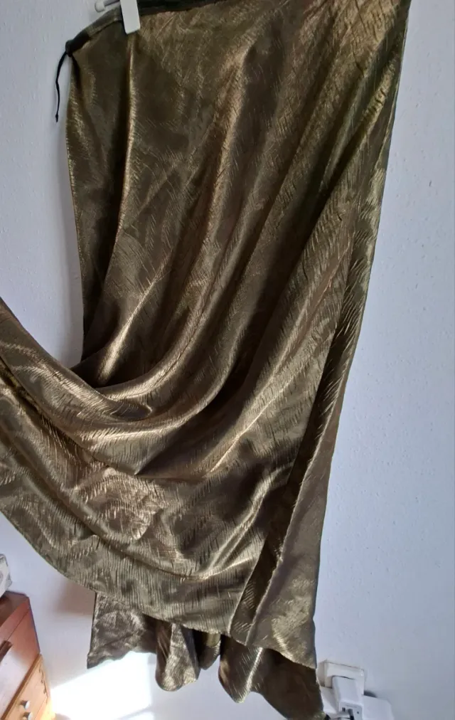 Traje de fiesta dorado y negro