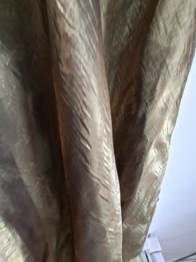 Traje de fiesta dorado y negro