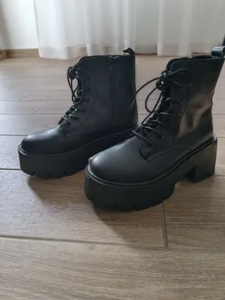 Botas militares de tacón, con plataforma, negras.
