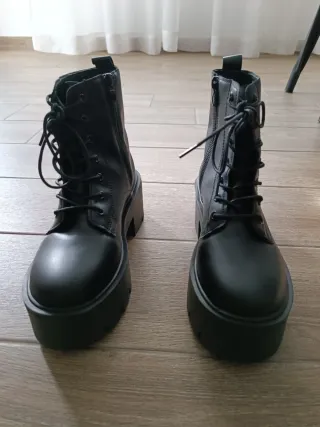 Botas militares de tacón, con plataforma, negras.