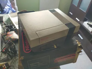 Nintendo Entertainment System (NES) consola y caja