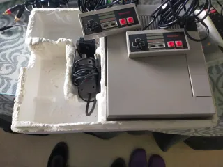 Nintendo Entertainment System (NES) consola y caja