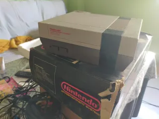 Nintendo Entertainment System (NES) consola y caja