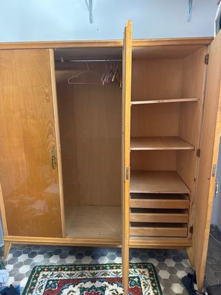 Guardaroba in legno con ante scorrevoli