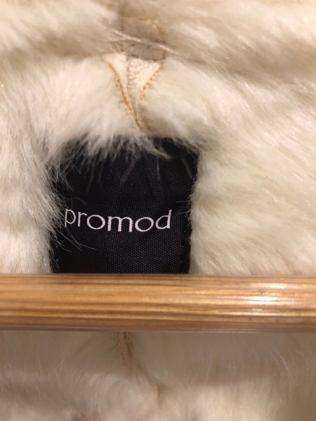 Abrigo beige con forro de pelo. Firma promod