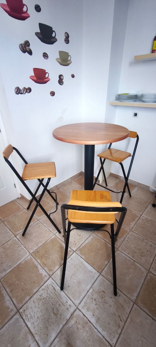 Mesa alta redonda madera con sillas