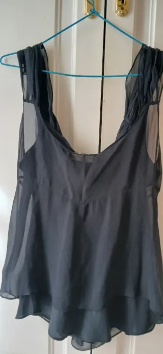 Top negro de tirantes. Purificación García