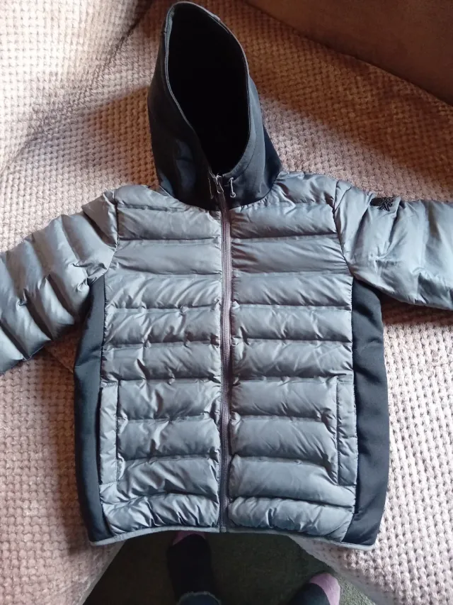 Cazadora niño gris y negra con capucha benethon