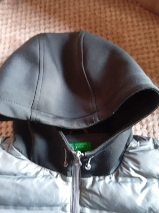 Cazadora niño gris y negra con capucha benethon