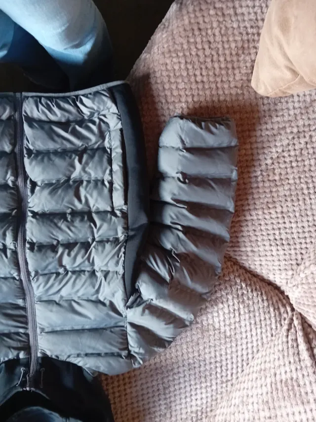 Cazadora niño gris y negra con capucha benethon