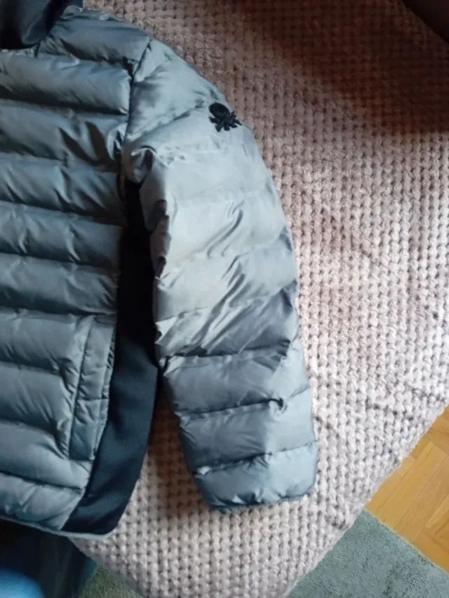 Cazadora niño gris y negra con capucha benethon