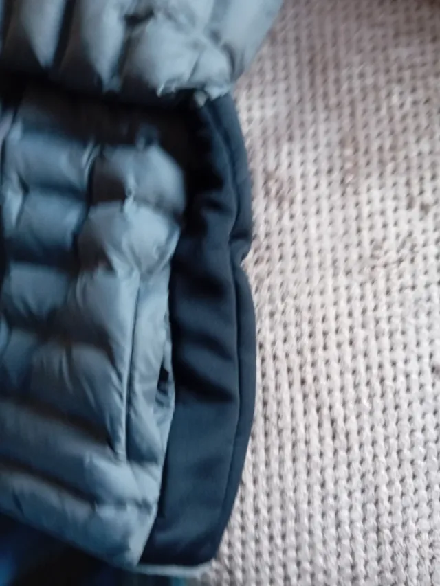 Cazadora niño gris y negra con capucha benethon