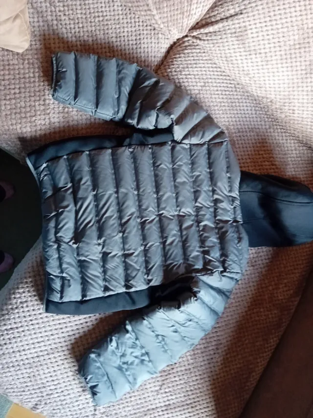 Cazadora niño gris y negra con capucha benethon