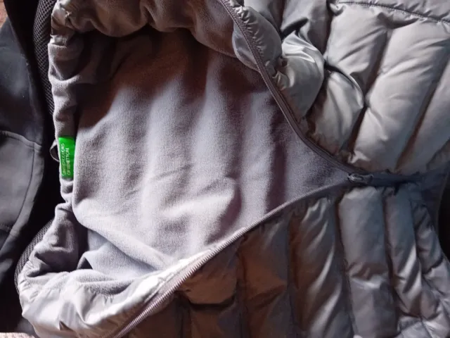 Cazadora niño gris y negra con capucha benethon