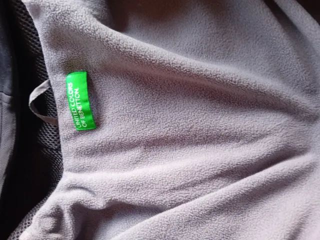 Cazadora niño gris y negra con capucha benethon