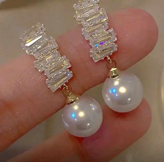 Pendientes de bisutería con perlas