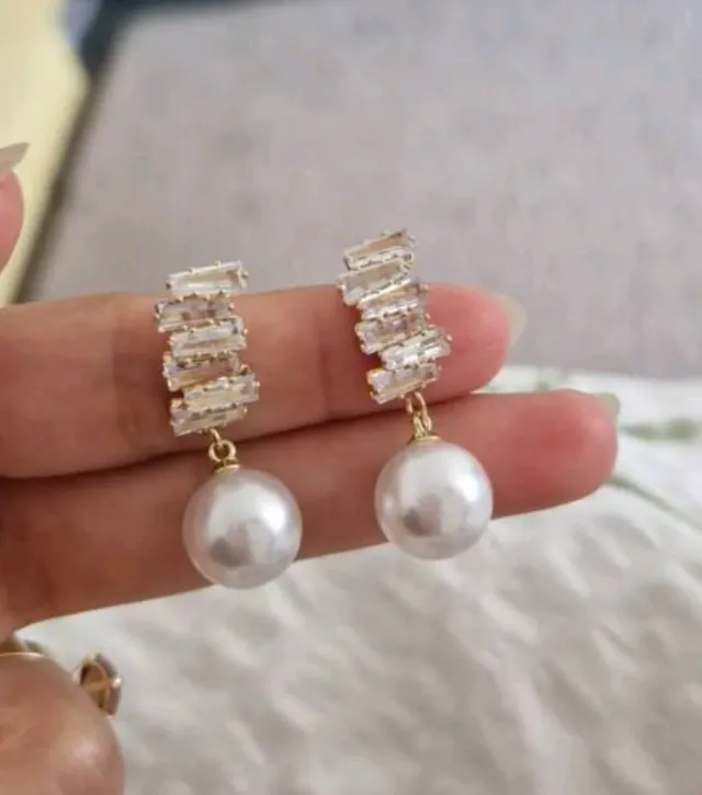 Pendientes de bisutería con perlas