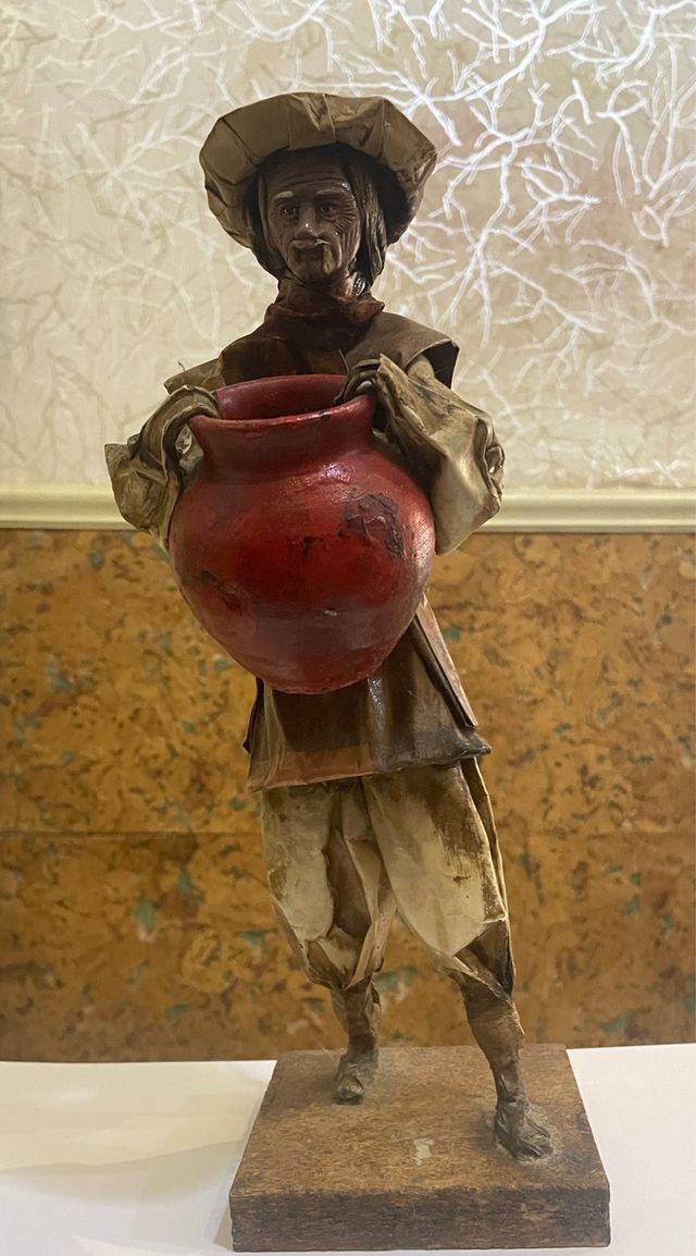 Figura decorativa de papel y terracota