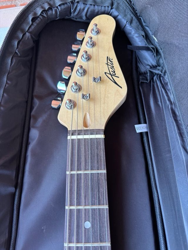 Guitarra Eléctrica Austin Stratocaster + Funda