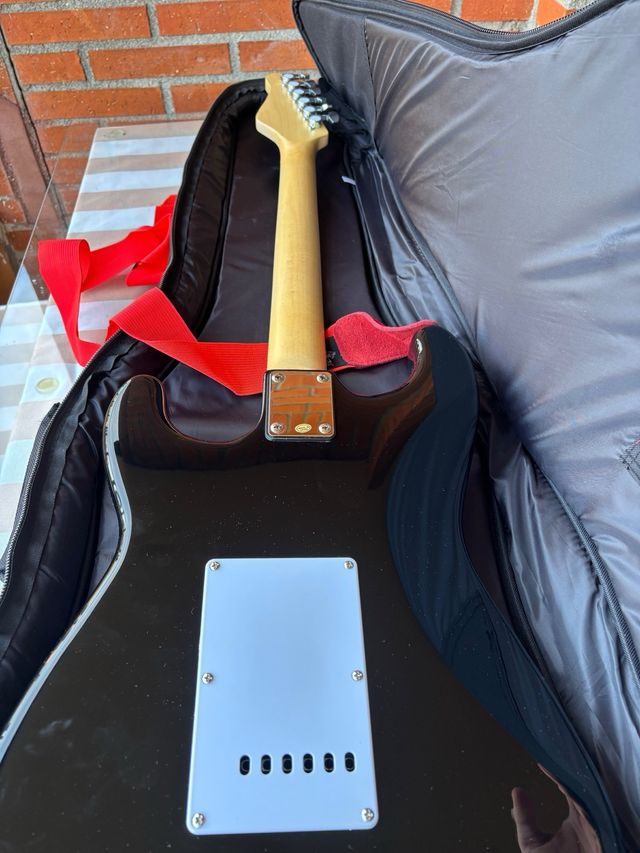 Guitarra Eléctrica Austin Stratocaster + Funda