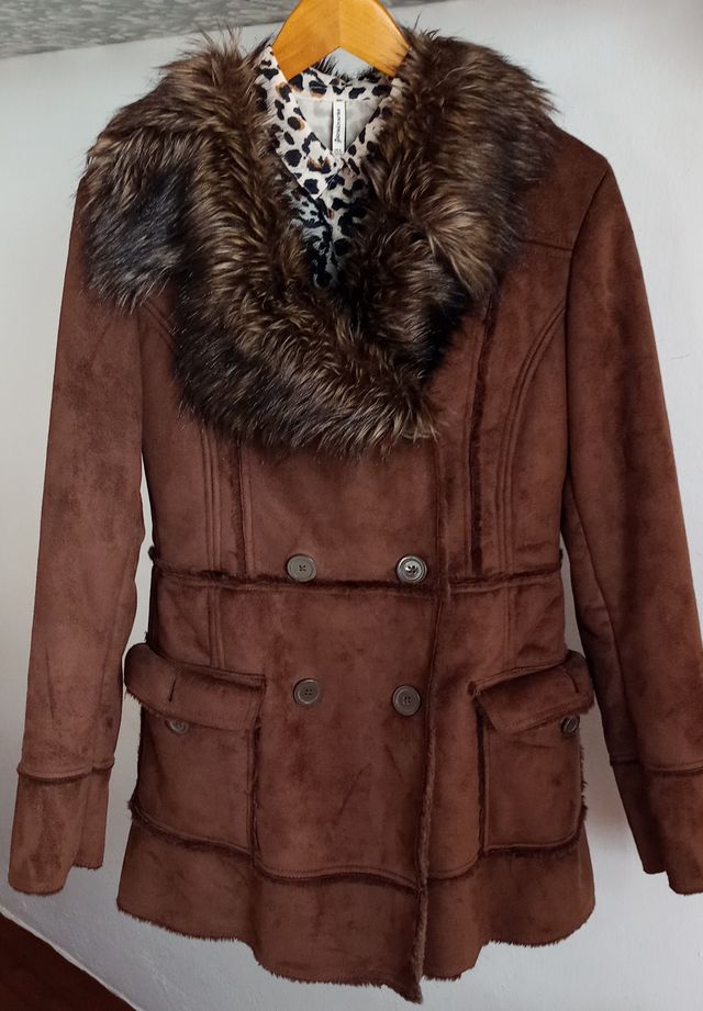 Abrigo Bershka pelo marrón talla L