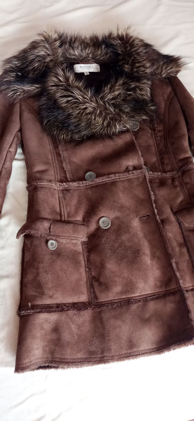 Abrigo Bershka pelo marrón talla L