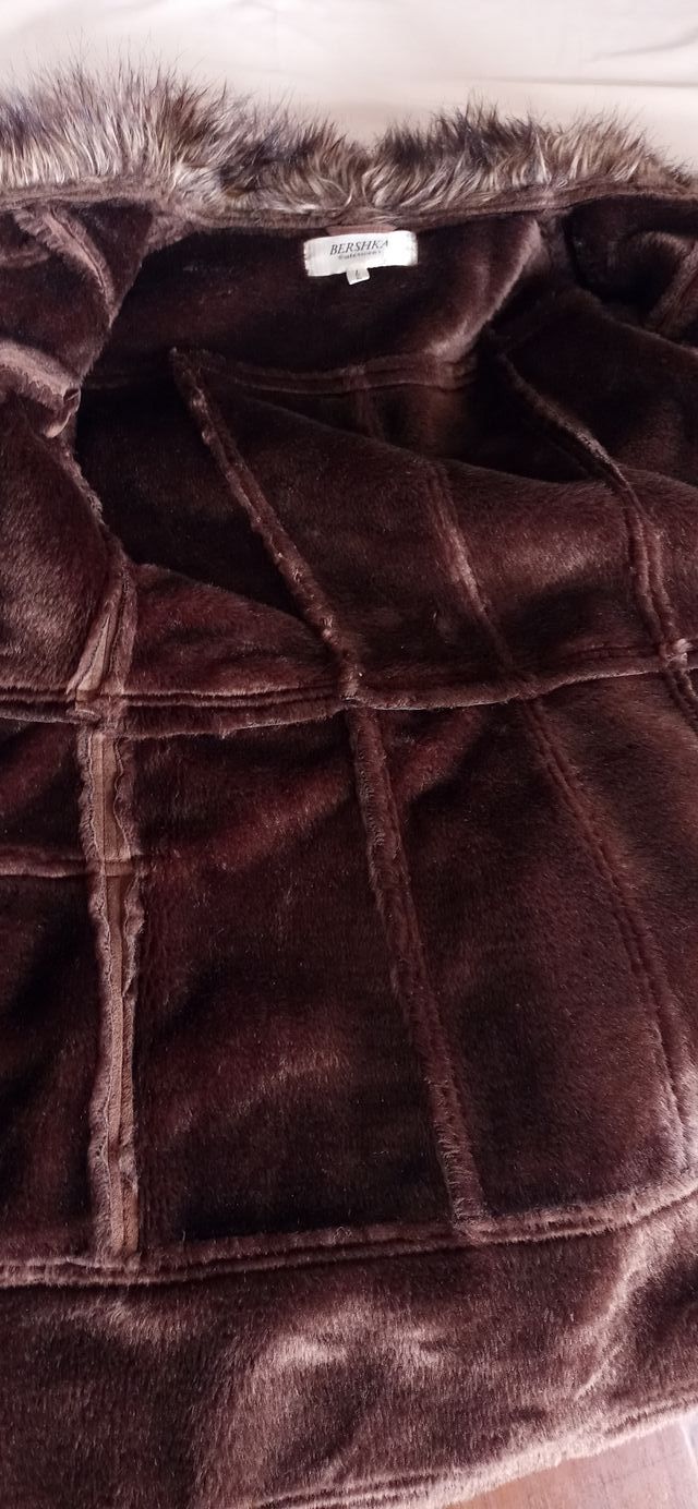 Abrigo Bershka pelo marrón talla L