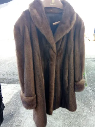 Abrigo imitación  visón marrón. Piel sintética.