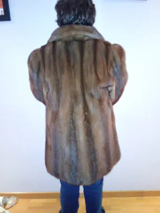 Abrigo imitación  visón marrón. Piel sintética.