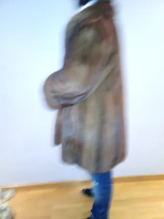 Abrigo imitación  visón marrón. Piel sintética.