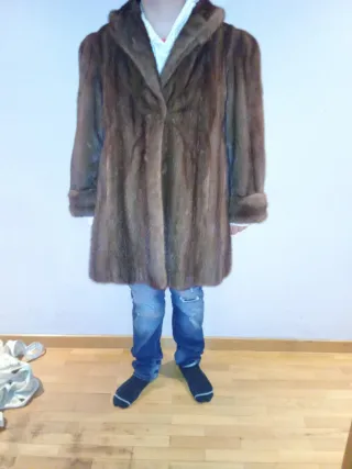 Abrigo imitación  visón marrón. Piel sintética.