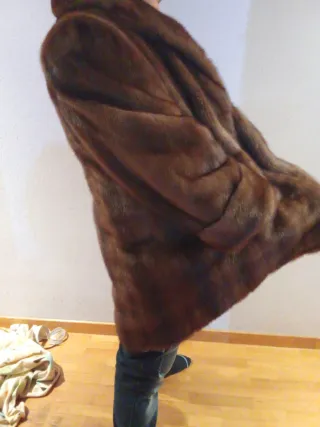 Abrigo imitación  visón marrón. Piel sintética.