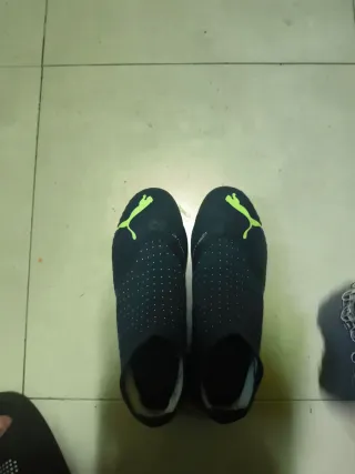 Botas de fútbol Puma negras y verdes