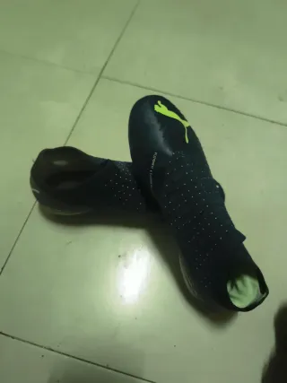 Botas de fútbol Puma negras y verdes
