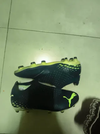Botas de fútbol Puma negras y verdes