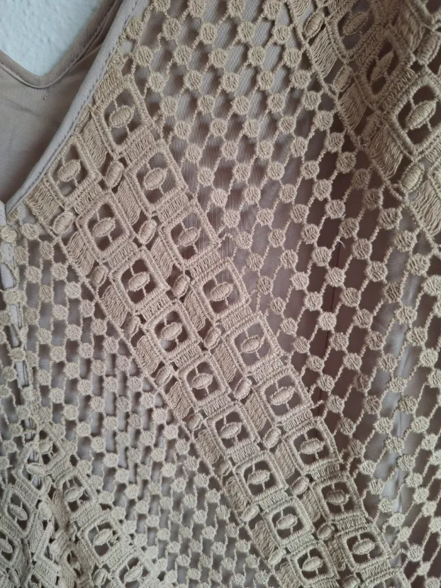 Vestido de encaje beige