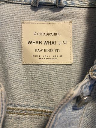 Cazadora tejana corta de Stradivarius. Talla L