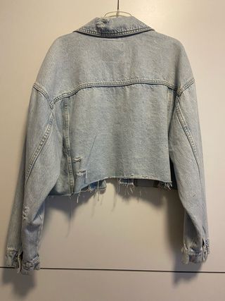 Cazadora tejana corta de Stradivarius. Talla L