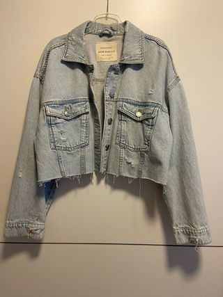 Cazadora tejana corta de Stradivarius. Talla L