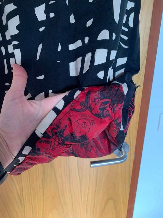 Vestido negro y blanco por encima de la rodilla