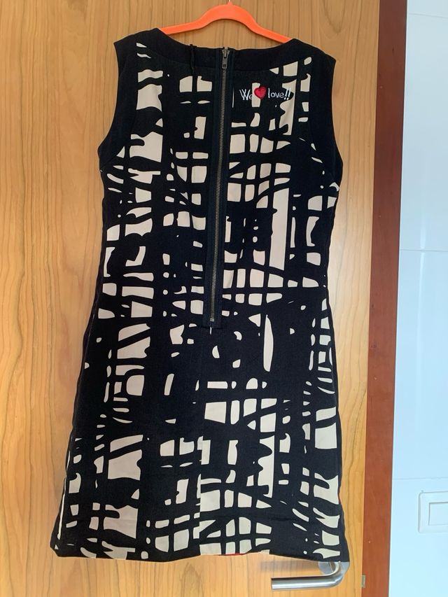 Vestido negro y blanco por encima de la rodilla