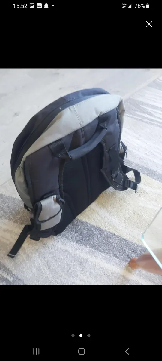 Mochila negra y gris