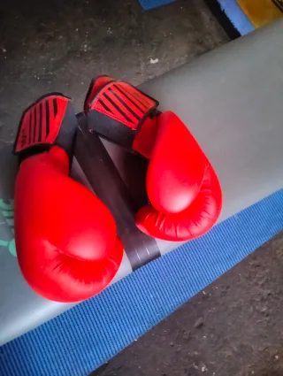 Saco de boxeo rojo con guantes