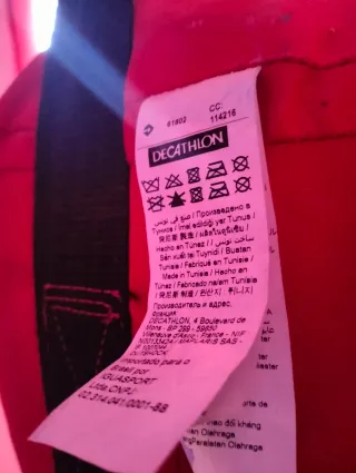 Saco de boxeo rojo con guantes