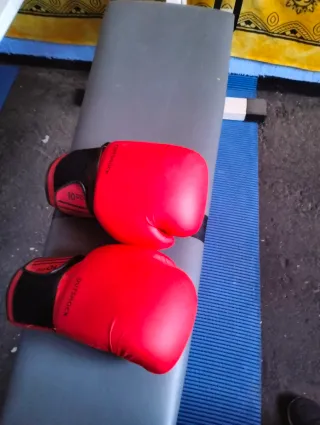 Saco de boxeo rojo con guantes