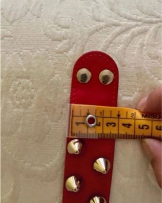 Bracciale in pelle con borchie dorate