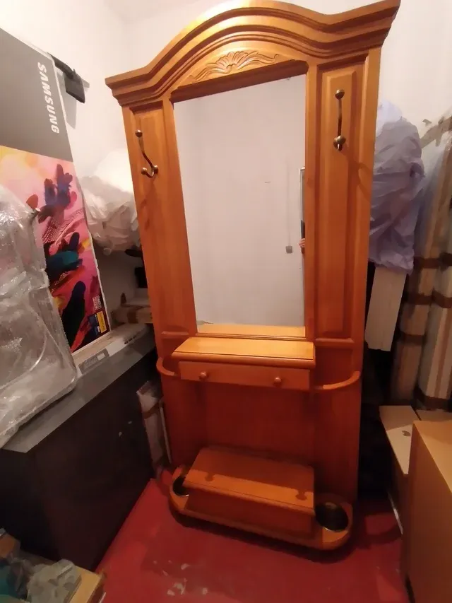 Mueble recibidor con espejo y perchero