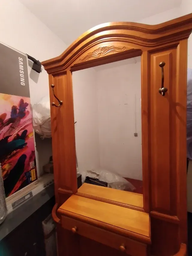 Mueble recibidor con espejo y perchero