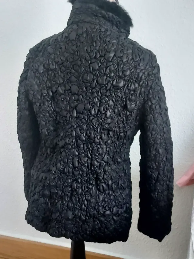 Plumífero negro con cuello de pelo